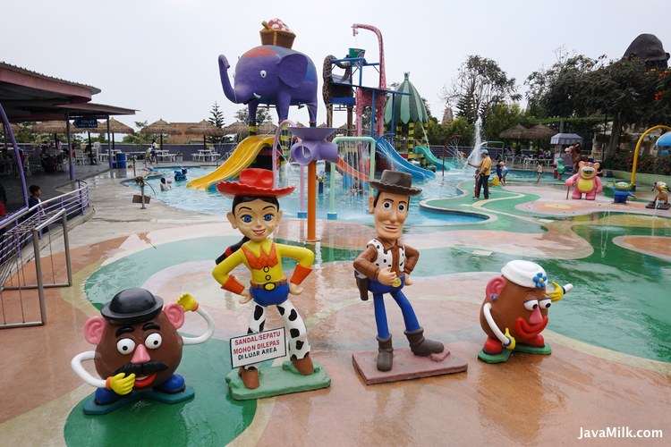 Jatim Park mempunyai wahana kolam dan permainan air, pastikan bawa handuk saja
