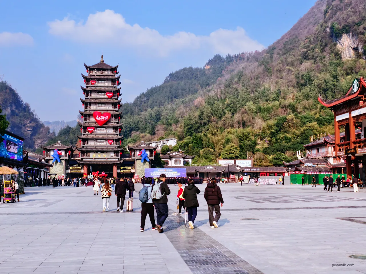 East Gate dengan Pagoda