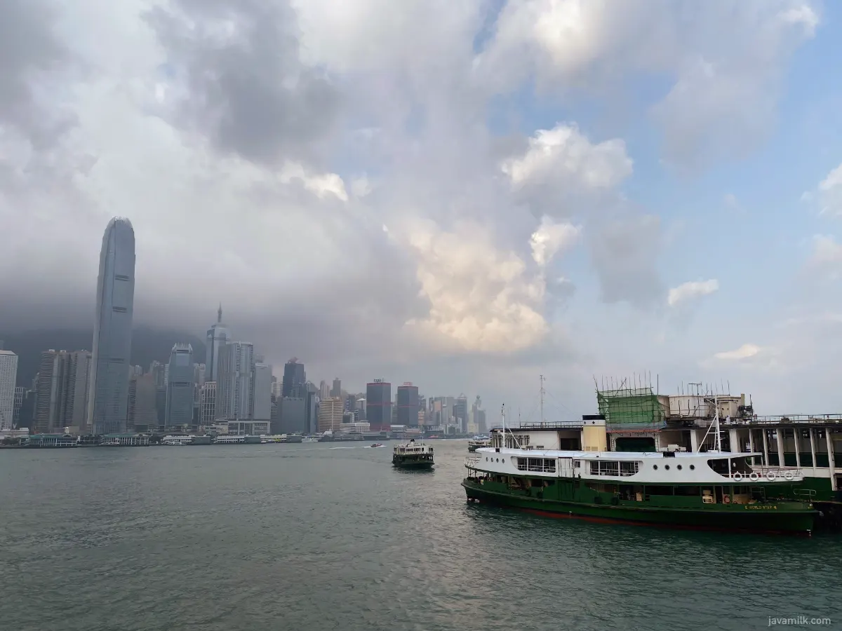 Star Ferry bersandar di Tsim Sha Tsui Terminal