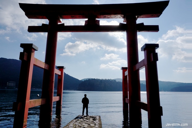 Hakone Shrine Tori di pinggir Lake Ashi 