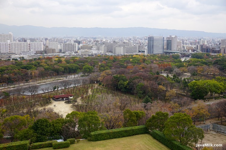 Pemandangan dari puncak Osaka Castle Tower