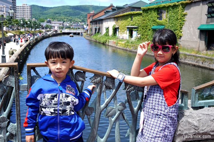 Kids berpose di Otaru Canal