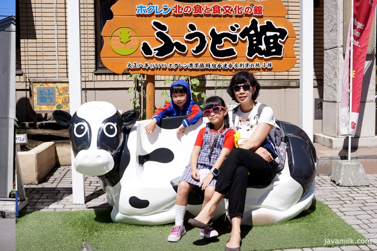 Patung sapi Hokkaido di depan toko