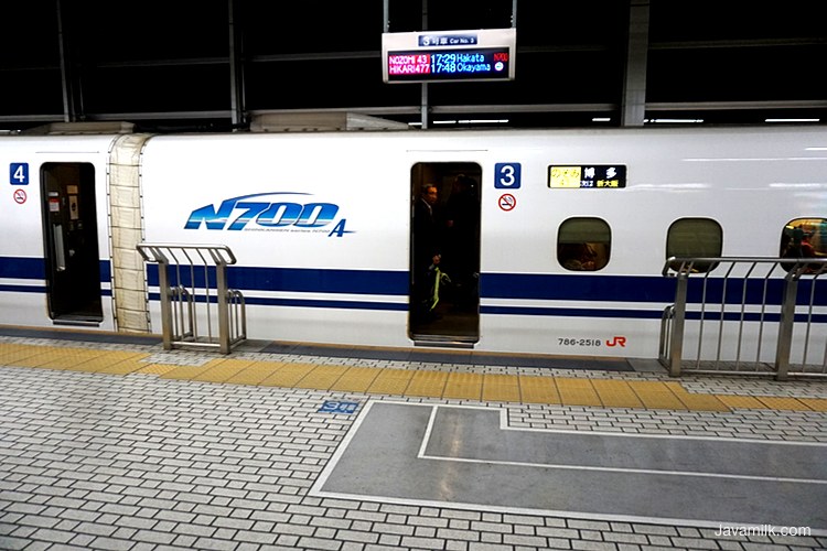 Kereta N700, perhatikan jalur antrian di lantai platform