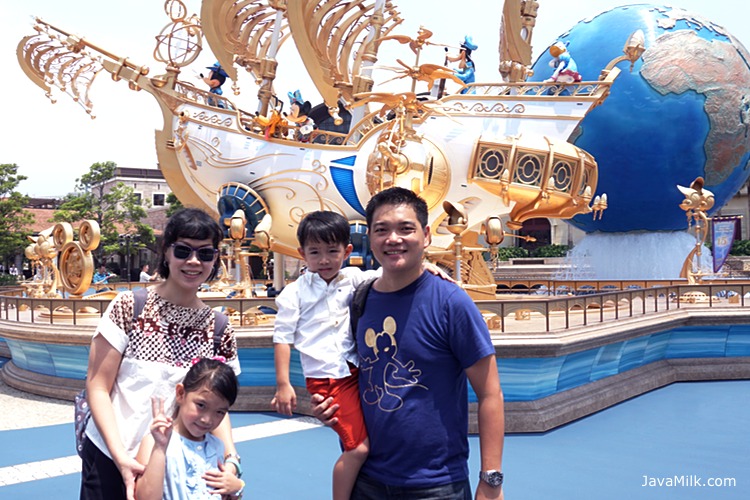 Tokyo Disneyland bersama keluarga