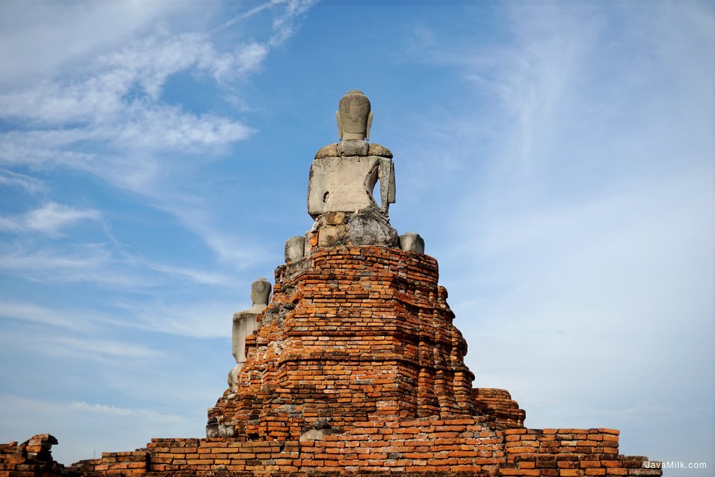 Patung Buddha di pelataran menghadap Timur 
